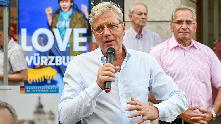 Engagierter Wahlkämpfer: CDU-Außenexperte Norbert Röttgen unterstützte bei einem Auftritt in Würzburg den Wahlkampf des Abgeordneten Paul Lehrieder (hinten rechts).