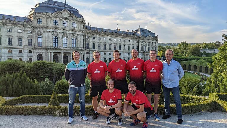 Mit diesem Team startet Tischtennis-Drittligist SB Versbach in die neue Saison: (hinten von links) Sportleiter Michael Stock, Thomas Theissmann, Benjamin Rösner, Andreas Ball, Daniel Geist, Abteilungsleiter Hubert Uhl. Vorne Nico Christ und Felix Bindhammer.