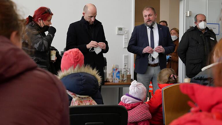 Die ehemaligen Bürogebäude von s.Oliver in Rottendorf bieten genügend Platz und Rückzugsorte für die vertriebenen Menschen aus der Ukraine. Landrat Thomas Eberth machte sich vor Ort ein Bild.