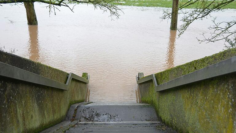 Hier geht nichts mehr: Das Hochwasser hat die Saalewiesen zwischen Bad Neustadt und Salz unpassierbar gemacht. Hier geht nichts mehr: Das Hochwasser hat die Saalewiesen zwischen Bad Neustadt und Salz unpassierbar gemacht.