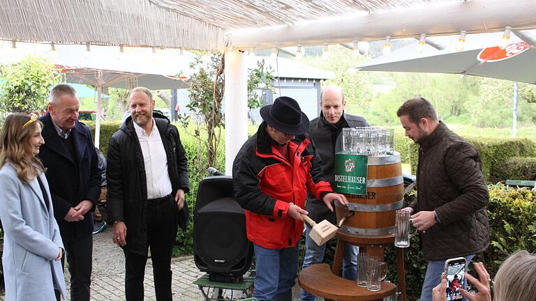 Mit einem Fass Freibier wurde der Biergarten Himmelreich eröffnet. Von links: Weinprinzessin Melissa Thiede, die Gastronomen Jan Endres und Philipp Gagel, Bürgermeister Herbert Hemmelmann, Verkaufsleiter Thomas Landwehr und Chef Moritz Bauer von der Distelhäuser Brauerei.