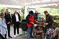 Mit einem Fass Freibier wurde der Biergarten Himmelreich eröffnet. Von links: Weinprinzessin Melissa Thiede, die Gastronomen Jan Endres und Philipp Gagel, Bürgermeister Herbert Hemmelmann, Verkaufsleiter Thomas Landwehr und Chef Moritz Bauer von der Distelhäuser Brauerei.