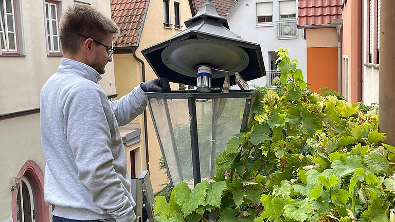 Ein Mitarbeiter der Energieversorgung Lohr-Karlstadt und Umgebung rüstet in der Karlstadter Altstadt eine Straßenlaterne um.