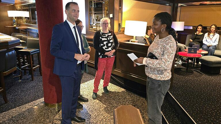 Restaurantleiter Mario Brust (Maritim) überreicht im Beisein der Fachlehrerinnen Claudia Vorndran-Miggenrieder und Monika Bandorf-Hanft (Bildmitte) der Veitshöchheimer Schülerin Treasure Sota den Preis als 1000. Teilnehmerin der „Gastrotour“. Restaurantleiter Mario Brust (Maritim) überreicht im Beisein der Fachlehrerinnen Claudia Vorndran-Miggenrieder und Monika Bandorf-Hanft (Bildmitte) der Veitshöchheimer Schülerin Treasure Sota den Preis als 1000. Teilnehmerin der „Gastrotour“.