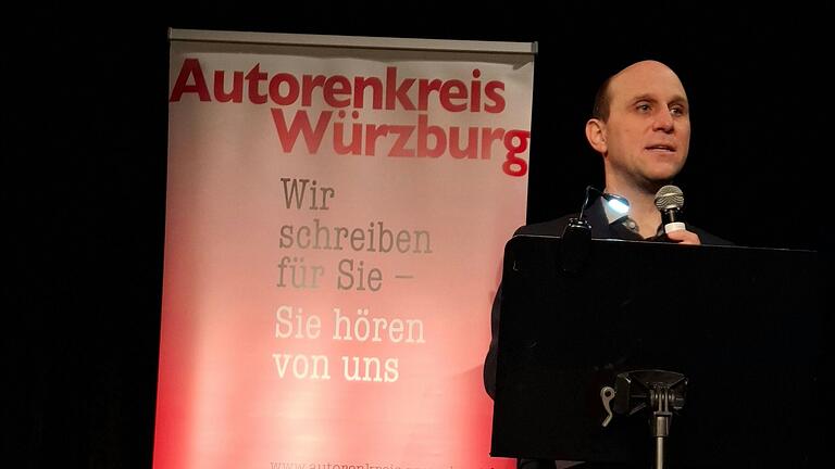 Als Gastredner beim literarischen Neujahrsempfang des Autorenkreises sprach Würzburgs Kulturreferent Benedikt Stegmayer zu den rund 50 Gäste über die Bedeutung von Literatur in historischer Betrachtung bis zur Jetztzeit.