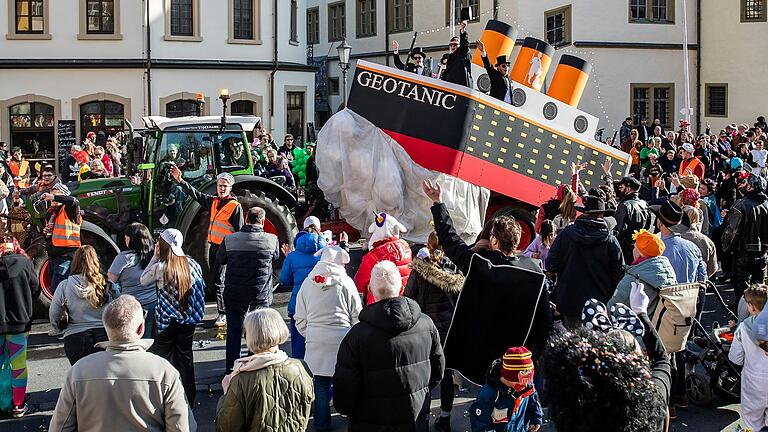 Keine Panik auf der 'Geotanic': Die Buchbrunner 'Geometer' hatten sich mit der Gestaltung ihres Faschingswagens viel Mühe gegeben. Keine Panik auf der 'Geotanic': Die Buchbrunner 'Geometer' hatten sich mit der Gestaltung ihres Faschingswagens viel Mühe gegeben.
