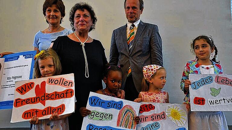 Eine tief bewegte Rita Prigmore nahm von Gerda Kresse, Thomas Schmelter und Kindern der Gemeinschaft SantEgidio den 19. Würzburger Friedenspreis entgegen. Foto: Pat Christ FOTO Christ Eine tief bewegte Rita Prigmore nahm von Gerda Kresse, Thomas Schmelter und Kindern der Gemeinschaft SantEgidio den 19. Würzburger Friedenspreis entgegen. Foto: Pat Christ FOTO Christ