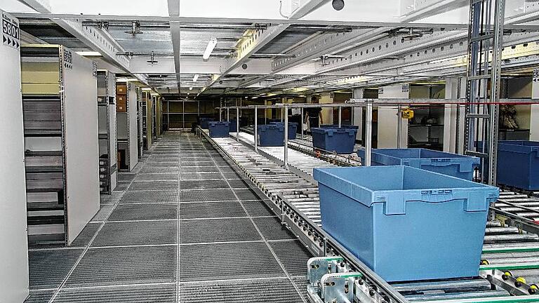 In der Nacht steht das 3,2 Kilometer lange Förderband, auf dem am Tag bis zu 3500 Bestellungen sortiert werden.