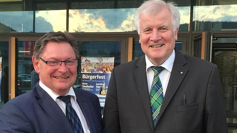 Horst Seehofer (rechts) gratuliert Gerhard Eck. Horst Seehofer (rechts) gratuliert Gerhard Eck.
