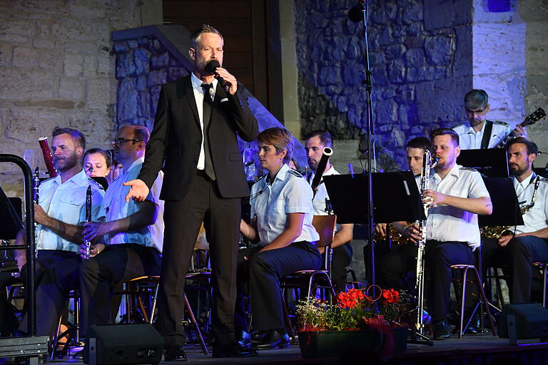 Smoking statt Uniform: Stabsfeldwebel Markus Lehnert mit einem Frank-Sinatra-Medley. Smoking statt Uniform: Stabsfeldwebel Markus Lehnert mit einem Frank-Sinatra-Medley.