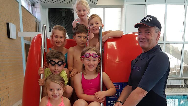 Die Kinder des Schwimmkurses mit Schwimmlehrer Kurt Kregler. Die Kinder des Schwimmkurses mit Schwimmlehrer Kurt Kregler.