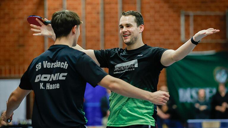 Konrad Haase (links) und Pavol Mego vom SB Versbach können sich als Regionalliga-Zweite über den Aufstieg in die Dritte Tischtennis-Liga freuen. Konrad Haase (links) und Pavol Mego vom SB Versbach können sich als Regionalliga-Zweite über den Aufstieg in die Dritte Tischtennis-Liga freuen.