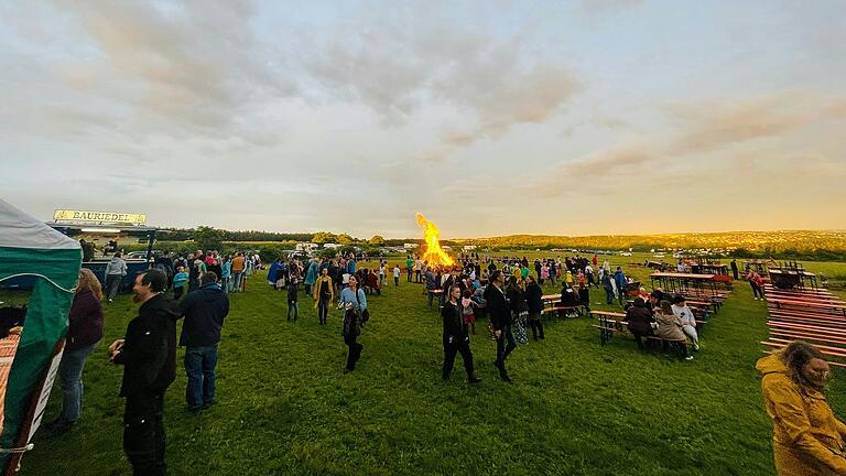 Der Platz am Schenkenturm lockt jedes Jahr viele Besucher aus der Umgebung zum traditionellen Sonnwendfeuer in die Dürrbachau.