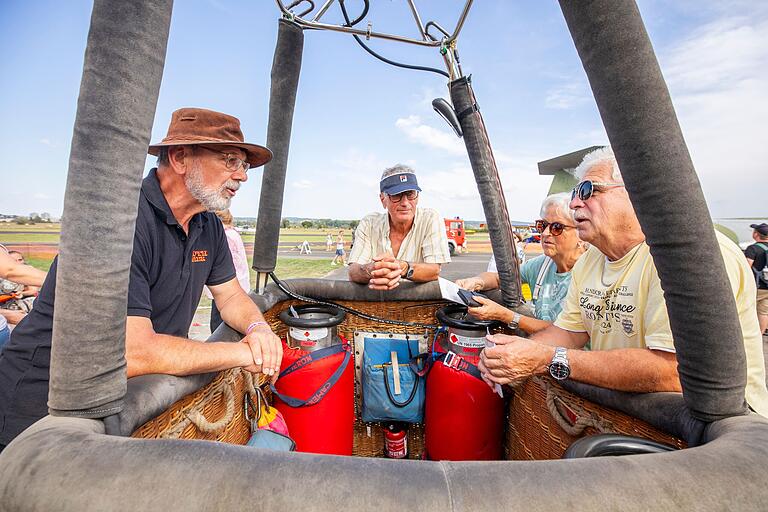 Wer träumt nicht von einer Ballonfahrt?Beim Flugplatzfest in Haßfurt konnte der Ballon wetterbedingt aber nicht aufsteigen.