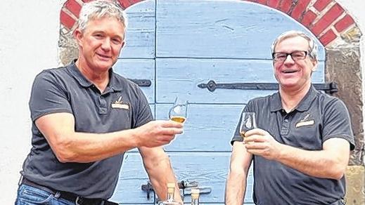 Whiskybrenner: Alban Weilhöfer (links) und Lothar Meißner erhielten die Goldmedaille des Fränkischen Klein- und Obstbrennerverbandes.