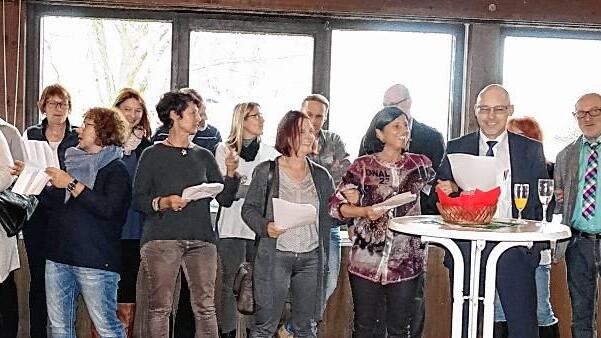 Ein Shanty zum Abschied sang der eigens gegründete Rathaus-Chor dem Stadtkämmerer Robert Lampert (Zweiter von rechts).