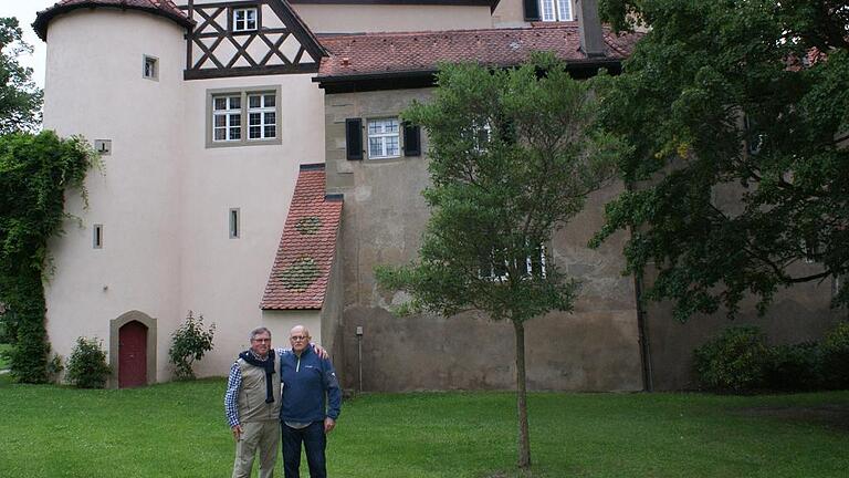 Bruce und Cleve Thompson vor der Kulisse des Rüdenhäuser Schlosses. Aus diesem Winkel malte Franz Huth vor genau 100 Jahren das Wahrzeichen der Marktgemeinde.