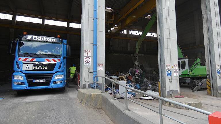 In dieser Anlage wird im Kreisabfallzentrum Wonfurt der thermisch verwertbare Müll angeliefert und zerkleinert, ehe das Material mit Sattelzügen zum GKS nach Schweinfurt transportiert wird.