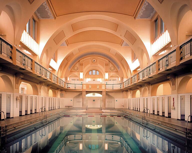 Aus der Serie 'Badetempel': Volksbad am Plärrer, Nürnberg, 1982 Aus der Serie 'Badetempel': Volksbad am Plärrer, Nürnberg, 1982