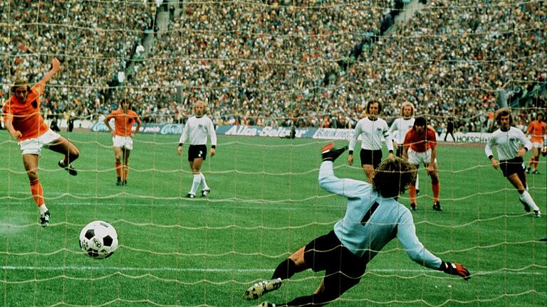 Johan Neeskens       -  Eines seiner bekanntesten Tore: Johan Neeskens trifft im WM-Endspiel 1974 gegen Deutschland zur 1:0-Führung.
