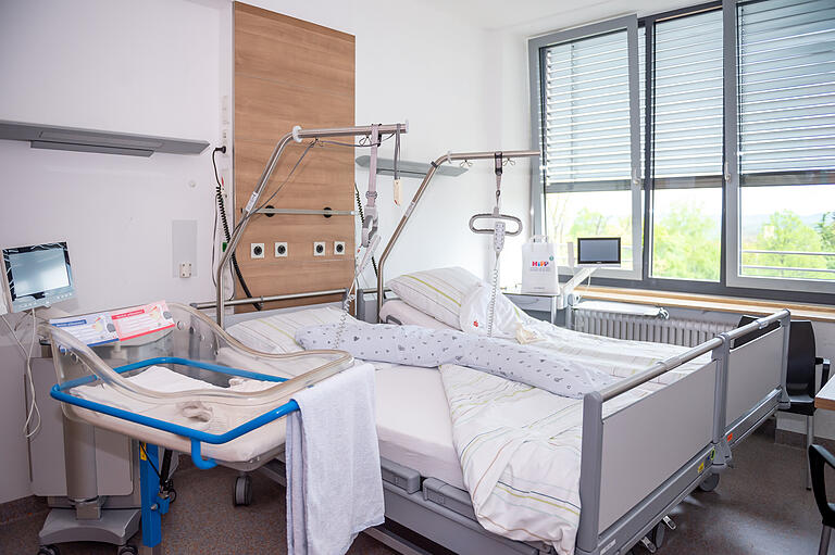 So sieht ein Familienzimmer im Haßfurter Krankenhaus aus. In diesem Jahr sind bislang weniger Kinder in Haßfurt geboren worden als im selben Zeitraum im vergangenen Jahr. So sieht ein Familienzimmer im Haßfurter Krankenhaus aus. In diesem Jahr sind bislang weniger Kinder in Haßfurt geboren worden als im selben Zeitraum im vergangenen Jahr.