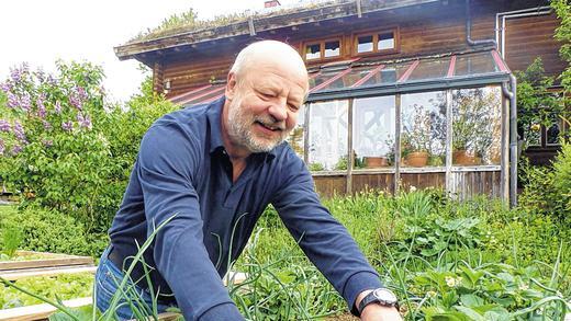 Grünes Idyll: Wenn Hans-Josef Fell daheim ist, kümmert er sich gerne um die selbst gezogenen Pflanzen. Grünes Idyll: Wenn Hans-Josef Fell daheim ist, kümmert er sich gerne um die selbst gezogenen Pflanzen.