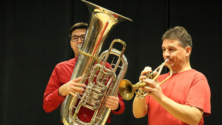 Dem bisher sträflich verkannten fränkischen Mann schenkten die 'Herzensblecher' bei ihrem Konzert am Samstagabend im Rügheimer Schüttbau die ihm gebührende Ehre. Die acht Musiker stellten den fränkischen Eros  ihn ins Zentrum ihres Konzertes, beleuchteten das Meisterwerk der Evolution von allen Seiten und rückten dessen Vorzüge ins rechte Licht.