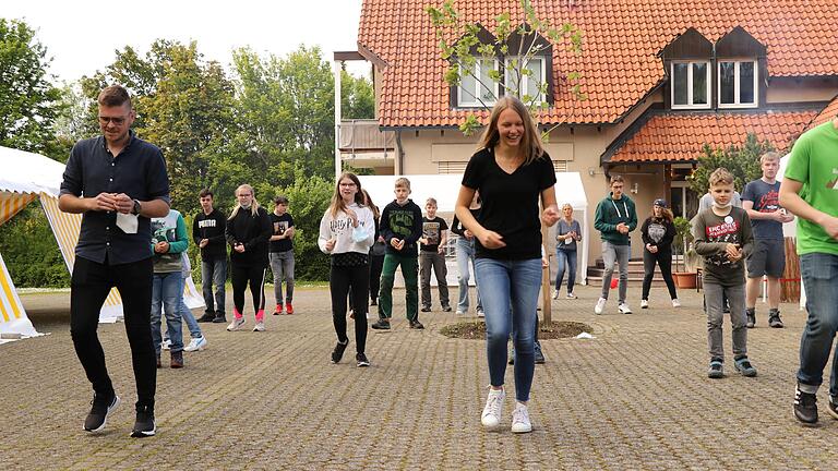 Teilnehmer und Betreuer studieren bei der Jugendfreizeit den Line-Dance ein. Der Abstand wurde durch Punkte am Boden gewährleistet. Teilnehmer und Betreuer studieren bei der Jugendfreizeit den Line-Dance ein. Der Abstand wurde durch Punkte am Boden gewährleistet.