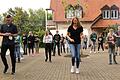 Teilnehmer und Betreuer studieren bei der Jugendfreizeit den Line-Dance ein. Der Abstand wurde durch Punkte am Boden gewährleistet.