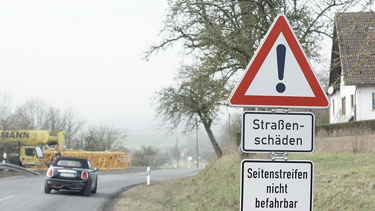 Die Staatsstraße 2431 zwischen Schondra und Einraffshof müsste seit Jahren auf Höhe des „Anwesens Wolf“ (rechts) erneuert und begradigt werden. Das Staatliche Bauamt Schweinfurt will das 2024 angehen.       -  Die Staatsstraße 2431 zwischen Schondra und Einraffshof müsste seit Jahren auf Höhe des „Anwesens Wolf“ (rechts) erneuert und begradigt werden. Das Staatliche Bauamt Schweinfurt will das 2024 angehen.