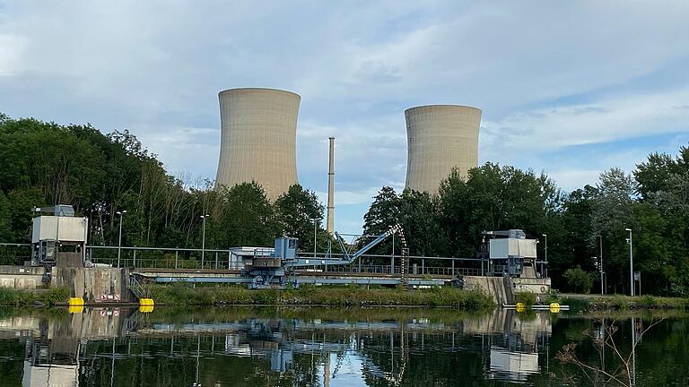Blick auf die Kühltürme hinter der Wasserentnahmestelle am Main in der Nähe der Kläranlage Bergrheinfeld. Blick auf die Kühltürme hinter der Wasserentnahmestelle am Main in der Nähe der Kläranlage Bergrheinfeld.