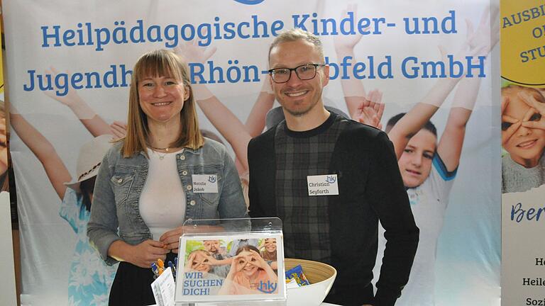 Die Heilpädagogische Kinder- und Jugendhilfe stellten Natalie Jakob von der Personalentwicklung sowie Geschäftsführer Christian Seyfarth vor. Die Heilpädagogische Kinder- und Jugendhilfe stellten Natalie Jakob von der Personalentwicklung sowie Geschäftsführer Christian Seyfarth vor.