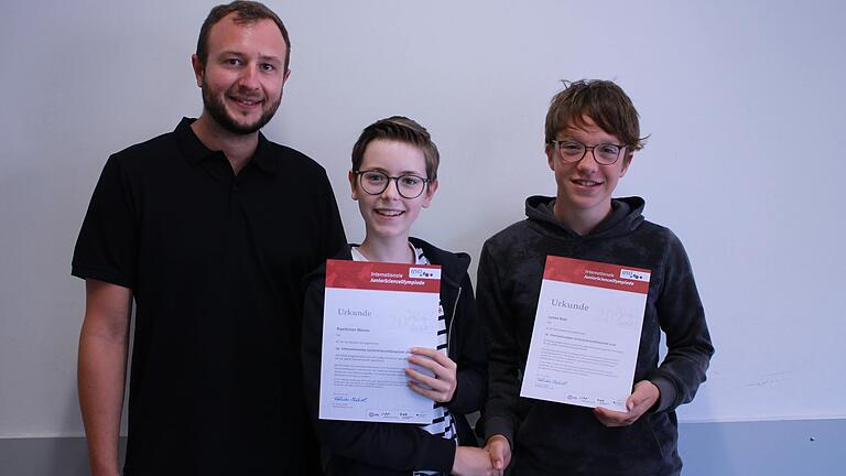 Auf dem Foto (von links): Florian Homberg, betreuende Lehrkraft, sowie die  Schüler Maximilian Wörner und Lorenz Roth.