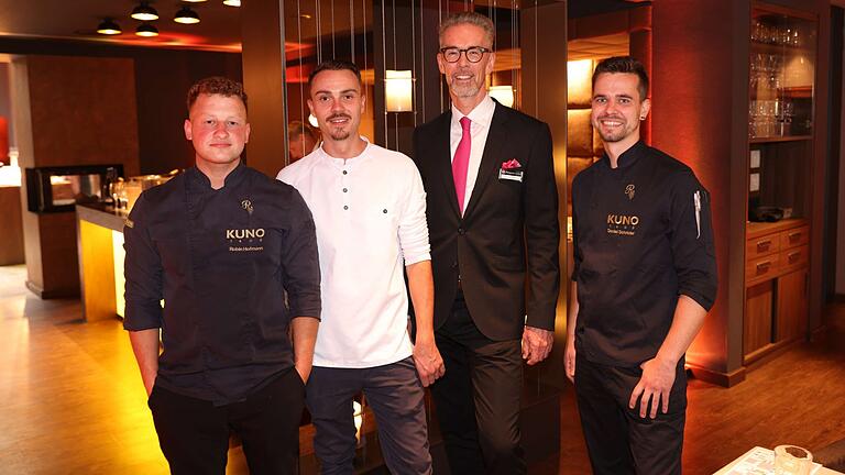 Hotel-Chef Christoph Unckell (2. v. r.) mit Kuno-Küchenchef Daniel Schröder (rechts) und den künftigen Küchenchefs Robin Hofmann (links) und Patrick Grieshaber.