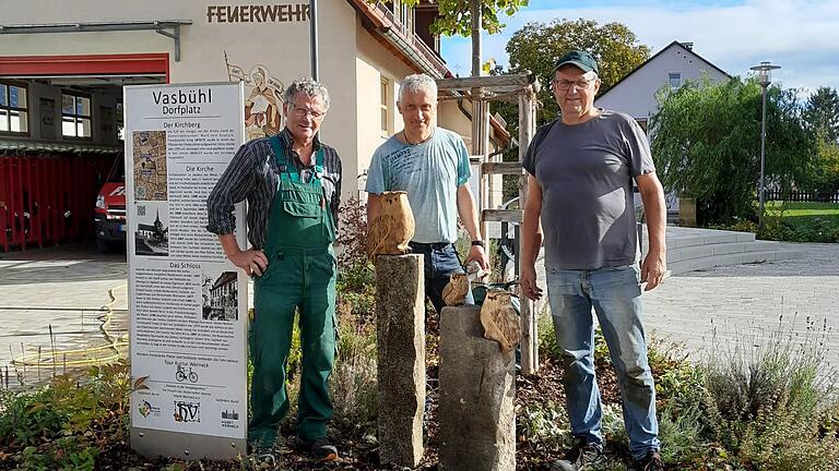 Der Dorfplatz von Vasbühl wurde durch die Gebrüder (von links) Peter, Christian und Walter Zeißner mit drei Eulen sehenswert verschönert. Christian fertigte die Tiere aus Holz an, Bruder Walter besorgte die Stelen aus Stein. Im Volksmund gelten die Vasbühler als die „Eulen“, die nun den Dorfplatz bewachen.