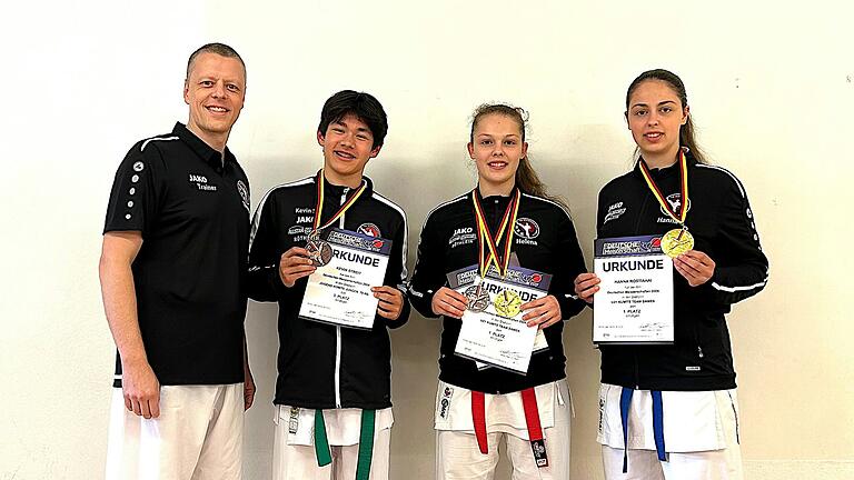 Das Karate-Erfolgsquartett der Turngemeinde Schweinfurt (von links): Trainer Thomas Zatloukal, Bronzemedaillen-Gewinner Kevin Streit, Doppel-Medaillen-Gewinnerin Helena Rostiahai und ebenso Deutsche Mannschaftsmeisterin Hanna Rostiahai. Das Karate-Erfolgsquartett der Turngemeinde Schweinfurt (von links): Trainer Thomas Zatloukal, Bronzemedaillen-Gewinner Kevin Streit, Doppel-Medaillen-Gewinnerin Helena Rostiahai und ebenso Deutsche Mannschaftsmeisterin Hanna Rostiahai.