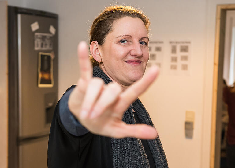 Viola Kunkel spricht in Gebärdensprache. Diese Bewegung bedeutet 'Ich liebe dich!'