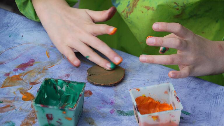 Nach der offiziellen Eröffnungsfeier der Kita Baumhofstraße durften sich die Kinder kreativ betätigen, turnen und spielen. Währenddessen besichtigten die Erwachsenen die neuen Räumlichkeiten.