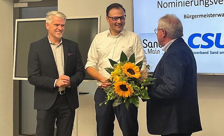 Steffen Vogel (links) und Gerhard Zösch (rechts) gratulieren Julian Müller zur gelungenen Nominierung. Steffen Vogel (links) und Gerhard Zösch (rechts) gratulieren Julian Müller zur gelungenen Nominierung.