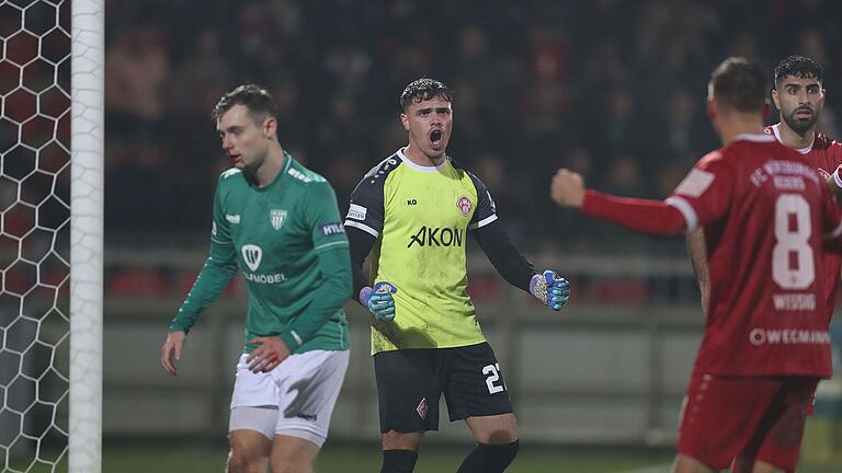 Kickers-Torhüter Vincent Friedsam bejubelt eine seiner Paraden in der Schlussphase des Derbys gegen den FC Schweinfurt 05.