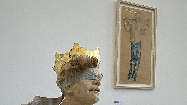 „Der suchende König“ ist der Titel dieser Skulptur. „Der suchende König“ ist der Titel dieser Skulptur.
