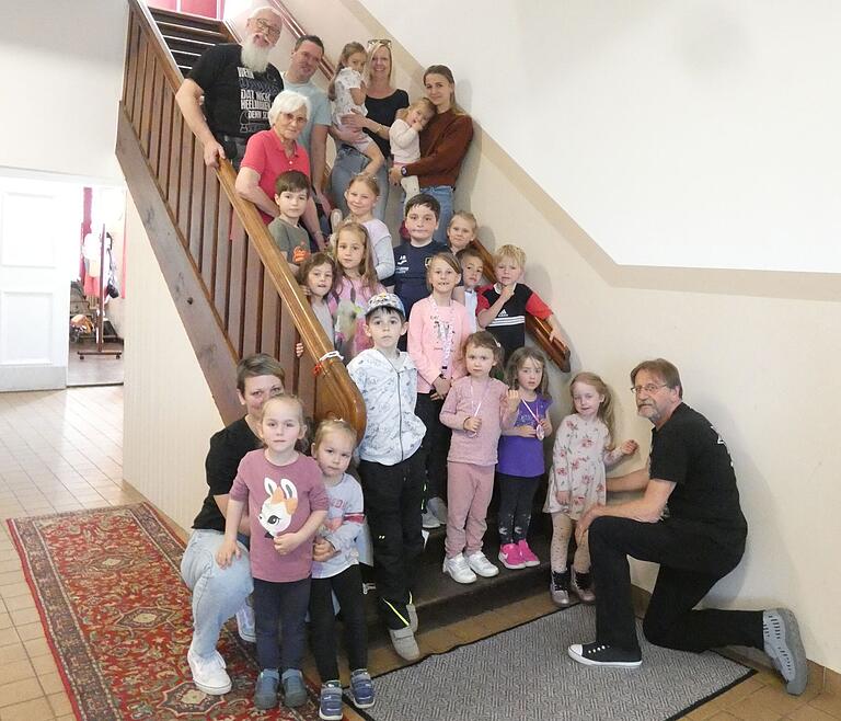 Da einige Kids noch andere Termine hatten, waren beim Schlussfoto nicht mehr alle Teilnehmenden anwesend, aber natürlich durfte jedes Kind seine Werke mit nach Hause nehmen. Da einige Kids noch andere Termine hatten, waren beim Schlussfoto nicht mehr alle Teilnehmenden anwesend, aber natürlich durfte jedes Kind seine Werke mit nach Hause nehmen.