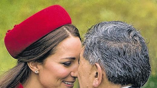 Prinz George in Neuseeland       -  (dpa)   Mit ihrem kleinen Sohn George sind Prinz William und seine Frau Kate zu einem Besuch in Neuseeland eingetroffen. Ministerpräsident John Key nahm das royale Paar und seinen acht Monate alten Sprössling am Montag am Flughafen in Wellington in Empfang. Trotz schlechten Wetters strahlte die stolze Mutter, als sie mit George im Arm das Flugzeug verließ. Es ist dessen erste große Reise an der Seite seiner Eltern. Daher wird George wohl auch im Mittelpunkt des öffentlichen Interesses stehen. Kate, William und George werden knapp drei Wochen unterwegs sein. Ihre Reise wird die britischen Royals neben Neuseeland auch nach Australien führen. Die kleinen Fotos zeigen, wie Kate und William einen &bdquo;hongi&ldquo; bekommen, die traditionelle Begrüßung der Maoris.