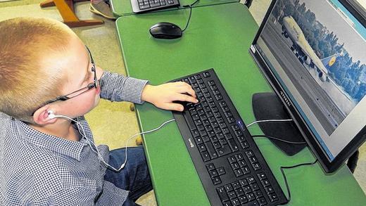 Klappt alles besten und den Airbus im Visier: Linus Ziegler, 9 Jahre, testet die neue Computeranlage in der Burgläurer Grundschule.