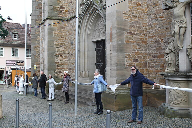 Am Samstagvormittag bildeten Unterstützer der Aktion 'Maria schweige nicht' eine Menschenkette rund um die Gerolzhöfer Stadtpfarrkirche.