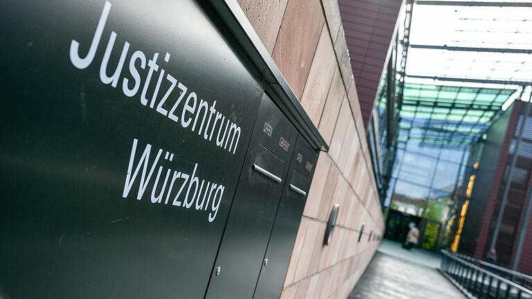 Im Justizzentrum Würzburg fand am Dienstag der Prozess gegen den Polizeischüler statt, der seinen Stubenkameraden versehentlich erschossen hatte.