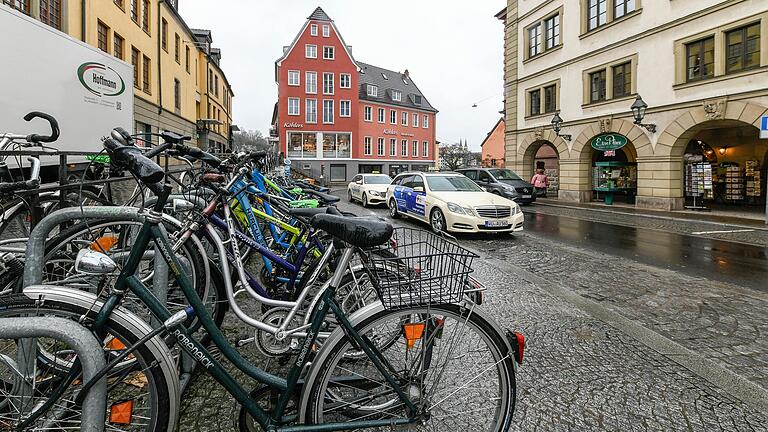 Wo jetzt Fahrräder abgestellt werden und Taxis parken, soll eine Aufenthaltsfläche entstehen.