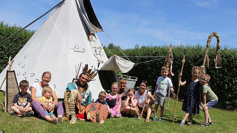 Spannender Ausflug in den „Wilden Westen“ – die Reyersbacher Kindergartenkinder waren begeistert von der Indianerwelt. Spannender Ausflug in den „Wilden Westen“ – die Reyersbacher Kindergartenkinder waren begeistert von der Indianerwelt.