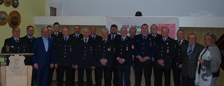 Geehrte für 25 und 40 Jahre Mitgliedschaft, Festredner und weitere Feuerwehrleute waren (vorne von links) Dieter Geuter, Bürgermeister René Schlehr, Helmut Hümmer, Roland Ritzau, Dietmar Hopfengart, Jürgen Eberlein, Helmut Schönberger, Hermann Kohles, Ehrenkommandant Helmut Dornberger und stellvertretende Landrätin Doris Paul sowie (hinten von links) Kommandant Steffen Hümmer, 2. Kommandant Christian Hopfengart, KBR Dirk Albrecht, Vorsitzender Alexander Baumann, Ralf Fleischmann, 2. Vorsitzender Achim Schönberger, Michael Müller, Hans-Dieter Kern und Bernd Dornberger.