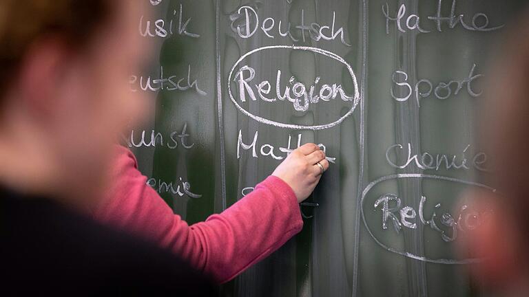 Die bayerische Staatsregierung will die Fächer&nbsp; Mathe und Deutsch stärken, dies aber zu Lasten kreativer Fächer wie Kunst oder Musik. Religion aber soll nicht angetastet werden.&nbsp;